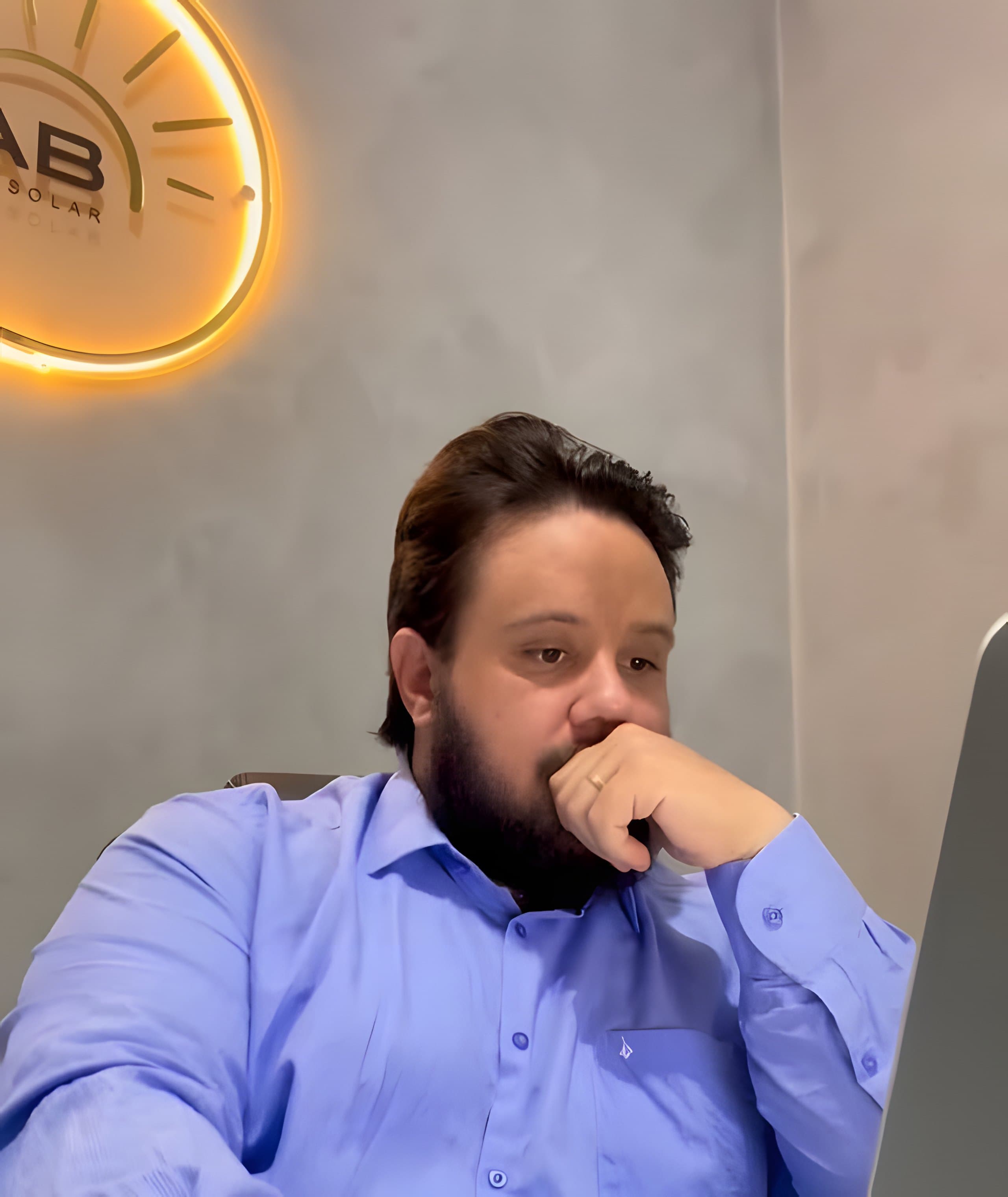 Fundador da MAB Energia Solar no escritório